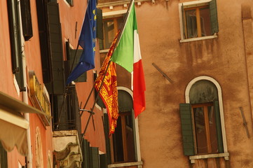 Fototapeta na wymiar Fahnen in Venedig / Italien