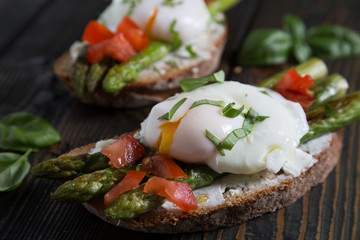 Bruschetta with asparagus and poached egg