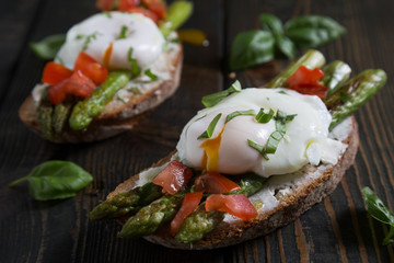 Bruschetta with asparagus and poached egg