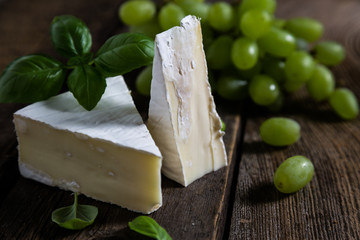 Brie cheese with grapes