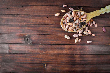 Obraz premium kidney beans. Wooden spoon. On Wooden background. Top view.