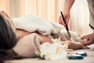 Obraz na płótnie Canvas Woman relaxing at beauty center during treatment for skin rejuvenation