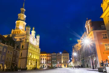 Papier Peint photo Monument artistique Beautifully illuminated Poznan's  Old Town with  historic city hall.