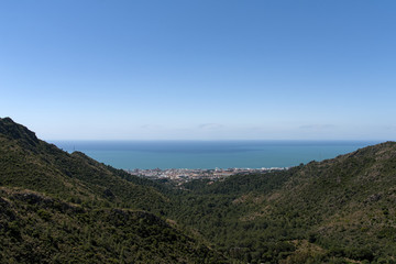 Fototapeta na wymiar vistas de la costa de la ciudad de Marbella en la costa del sol de Andalucía, España