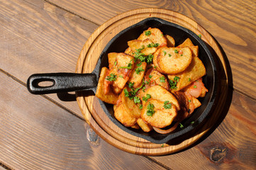 Baked potato wedges with rosemary and garlic