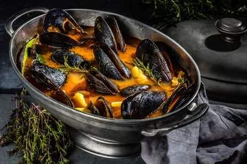 Photo sur Plexiglas Crustacés Pot of seafood soup. Mussels soup
