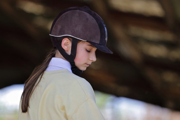 portrait jeune fille cavalière avec une bombe