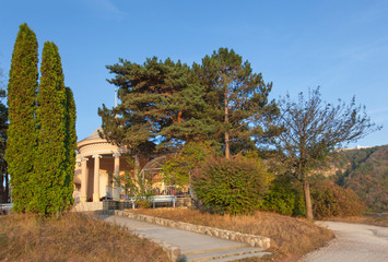 Парковая беседка с колоннами в окружении сосен и пихт в курортном парке города Кисловодск. Россия. © pelatophoto