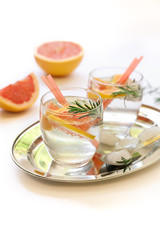 Detox drink with grapefruit, rosemary and ice.