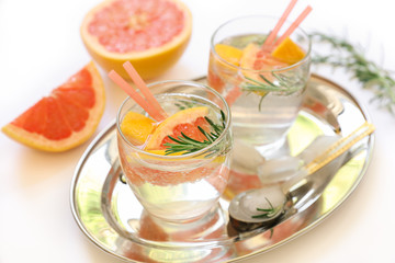 Detox drink with grapefruit, rosemary and ice.