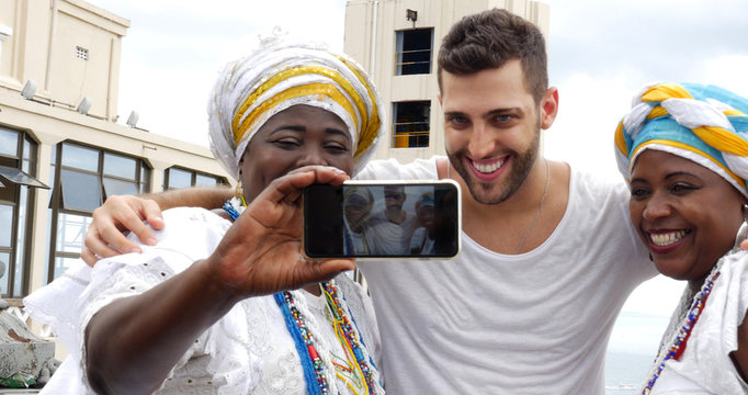 Tourist taking a selfie with tradicional Brazilian Women - Baianas
