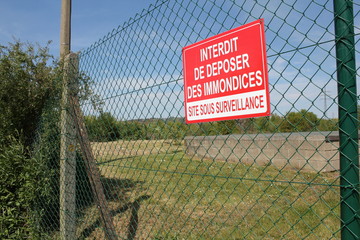 Panneau interdit de deposer des immondices