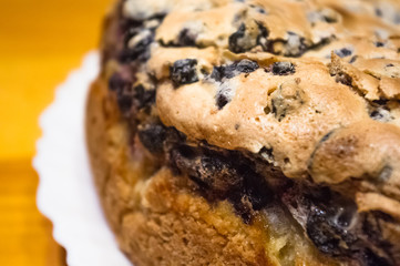 sponge cake with black currants