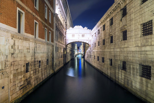 Night view of the Bridge of Sighs in Venice