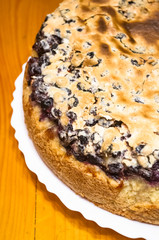 sponge cake with black currants