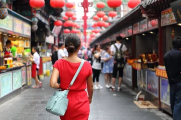Cercles muraux Lieux asiatiques Touriste marchant dans le quartier chinois sur les voyages en Chine. Fille asiatique sur la rue alimentaire de Wangfujing pendant les vacances d& 39 été en Asie. Des collations traditionnelles de Pékin vendues au marché en plein air du quartier chinois ch