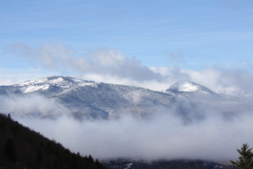 Naklejka na ściany i meble Brouillard dans les Pyrénées ariégeoises, Donezan, Occitanie dans le sud de la France