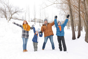 Naklejka premium Happy family in winter park