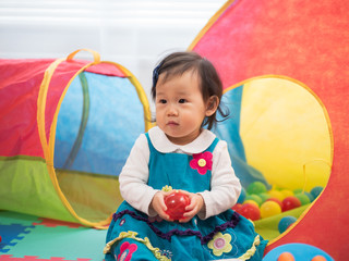 Obraz premium baby girl playing sea ball at home