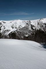 Montagnes enneigées dans les Pyrénées ariégeoises, Donezan, Occitanie dans le sud de la France