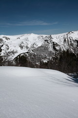 Obraz premium Montagnes enneigées dans les Pyrénées ariégeoises, Donezan, Occitanie dans le sud de la France