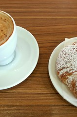 Colazione con cappuccino e brioche