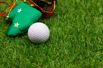 Naklejka premium Golf ball and Christmas ornament