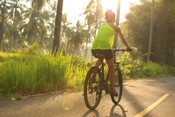 Obraz premium cyclist cycling mountain bike on forest trail