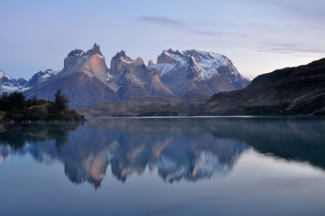 Fototapeta premium Torres del Paine spiegeln sich im Lago Pehoe, Patagonien, Chile