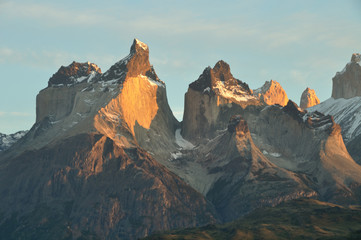 Torres del Paine en Cuernos del Paine vroeg in de ochtend