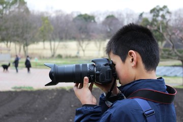 被写体を撮影する子供