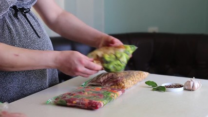 Make-Ahead Freezer Meals For Moms-to-be. Freezing Cooked Food for Future Meals. Freezer Bags