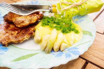 Spargel mit Sauce Hollandaise und Steak