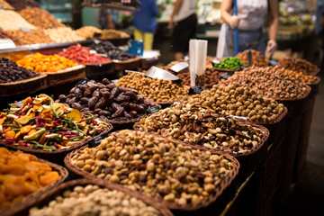 Nüsse und Früchte auf dem Markt