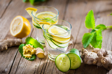 Detox Getränk aus Ingwer, Zitrone, Gurke, Minze, Melisse - Infused Water - Schlankwasser - Superdrink - Superfood - Powerdrink © Lumixera