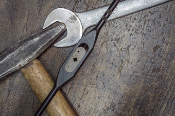 Werkszeug in der Werkstatt auf Holztisch 