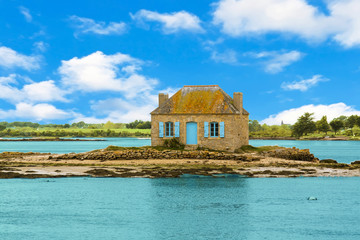 Maison isolée sur l'îlot de Nichtarguér, Saint Cado, belz, Morbihan, Bretagne, France - obrazy, fototapety, plakaty