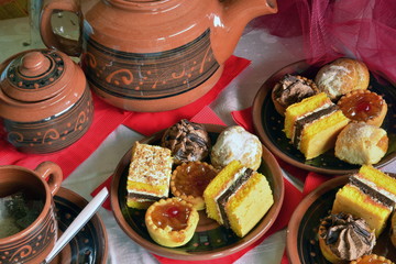 colazione in casa con tea e pasticcini