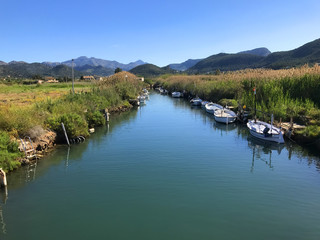 Boote auf dem Fluss Torrent d' en Salvel in Port Andratx