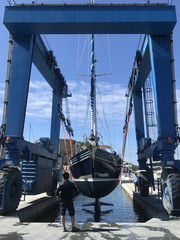 Travellift hebt das Boot