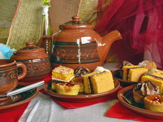 colazione in casa con tea e pasticcini