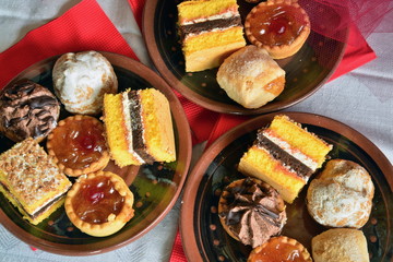 colazione in casa con tea e pasticcini