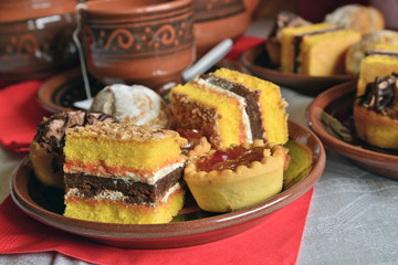 colazione in casa con tea e pasticcini