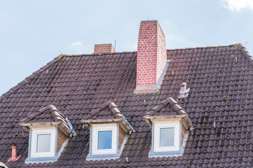 Schornstein auf einem Akten Dach mit Dachgauben