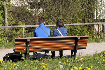 Bank mit zwei Personen