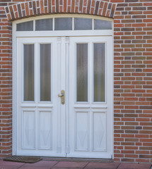 Weiße Haustür mit Glaselementen