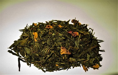 Herbata miętowo-żurawinowa na białym tle © pokrza