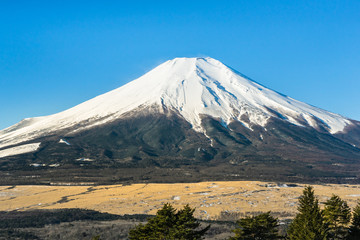Fototapeta premium 冬の富士 冠雪 青空