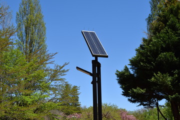 ソーラーパネルと街灯