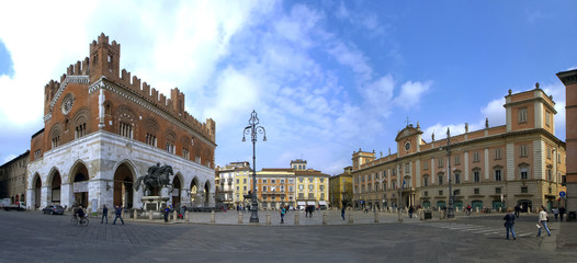 piacenza piazza cavalli con palazzo gotico e palazzo del governatore emilia romagna italia europa...